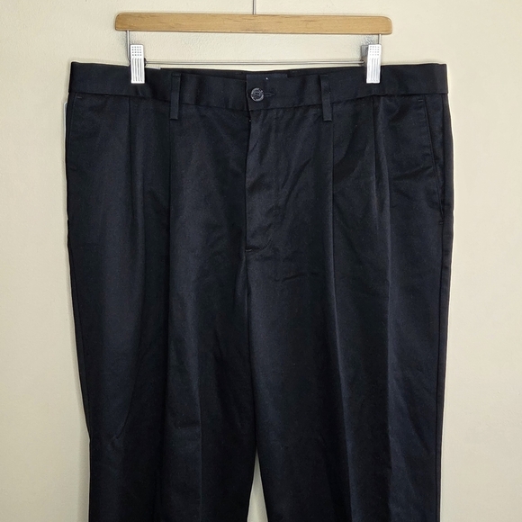 NWT Dockers | Black Classic Fit Signature Khaki Pleated Pants Mens Size 38 - Picture 3 of 8